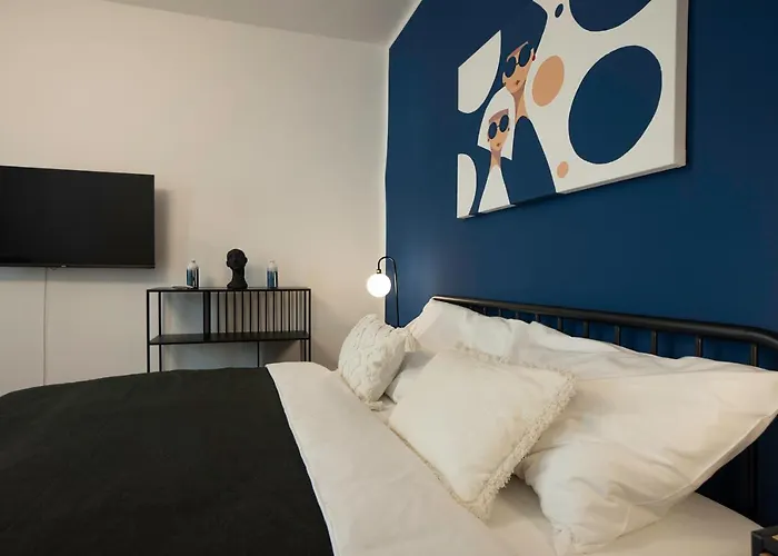 Modern Apartment With A Balcony Near Belvedere
